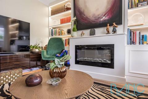 64 Brackendale, Potters Bar, EN6 2LX