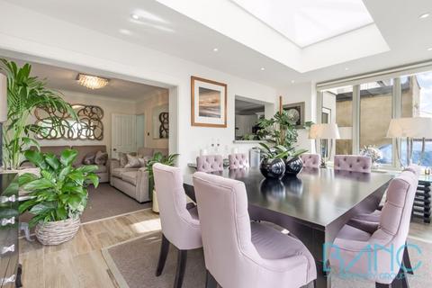 64 Brackendale, Potters Bar, EN6 2LX
