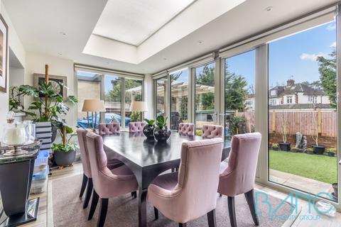 64 Brackendale, Potters Bar, EN6 2LX