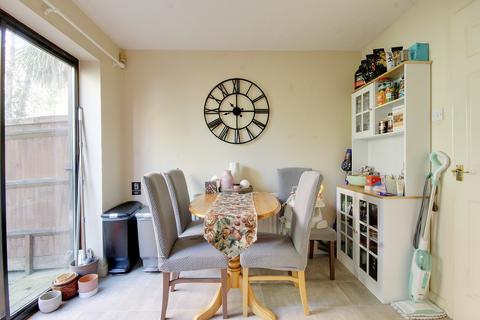 2 bedroom terraced house to rent, Hanover Avenue West Silvertown E16