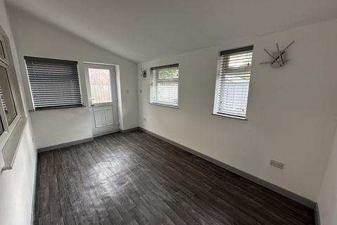 3 bedroom semi-detached house to rent, Mottram Road, Beeston