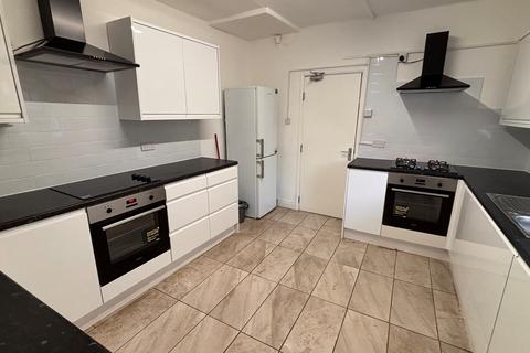 5 bedroom terraced house to rent, Gedling Grove, NG7