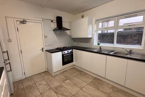 5 bedroom terraced house to rent, Gedling Grove, NG7