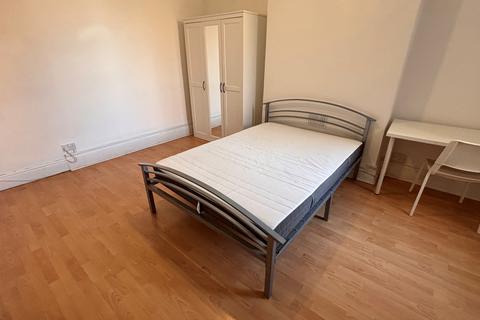 5 bedroom terraced house to rent, Gedling Grove, NG7
