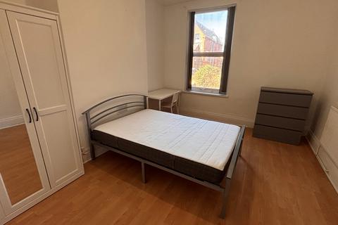 5 bedroom terraced house to rent, Gedling Grove, NG7