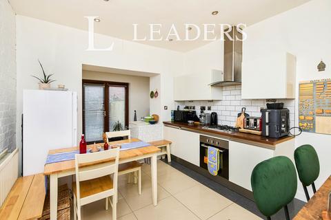3 bedroom terraced house to rent, Cycle Road, NG7