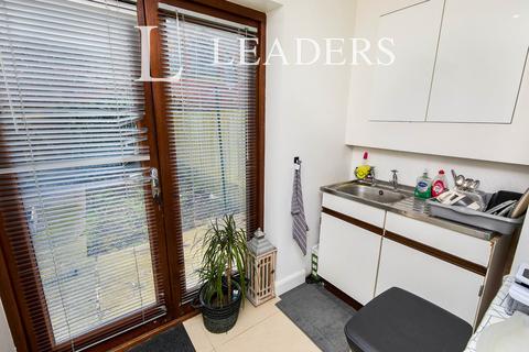 3 bedroom terraced house to rent, Cycle Road, NG7