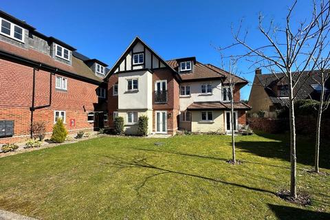 2 bedroom apartment for sale, Limpsfield Road, Warlingham, Surrey, CR6 9RL