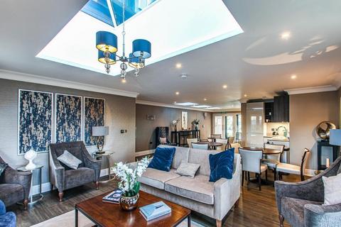 2 bedroom apartment for sale, Limpsfield Road, Warlingham, Surrey, CR6 9RL