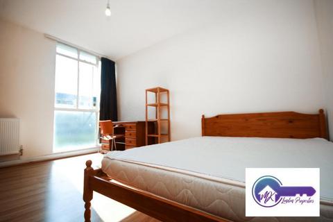 1 bedroom in a flat share to rent, Paddington, London W2