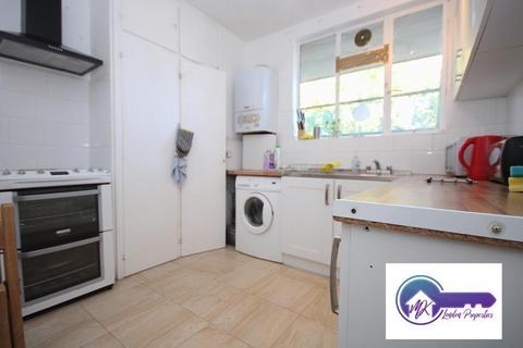 1 bedroom in a flat share to rent, Paddington, London W2
