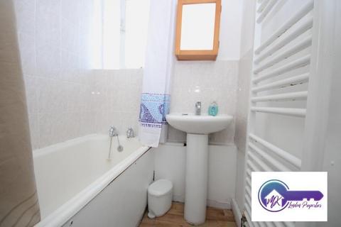 1 bedroom in a flat share to rent, Paddington, London W2