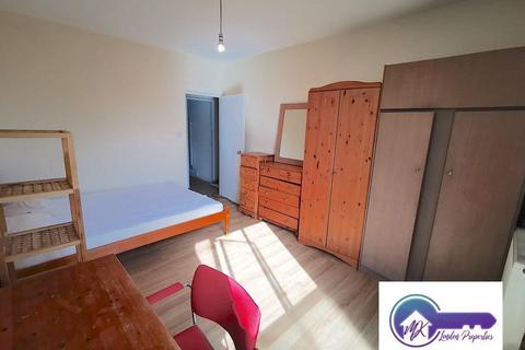 1 bedroom in a flat share to rent, Paddington, London W2
