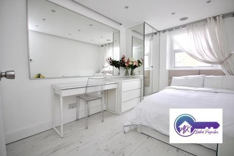 1 bedroom in a flat share to rent, London W2
