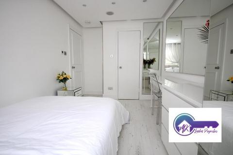 1 bedroom in a flat share to rent, London W2