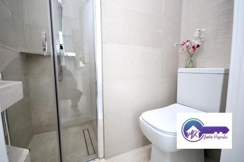 1 bedroom in a flat share to rent, London W2