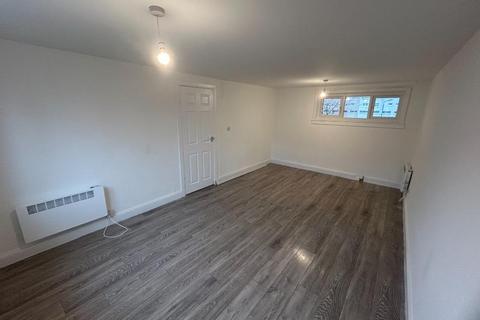 3 bedroom flat to rent, Queen Mary Street, Bridgeton, Glasgow, G40
