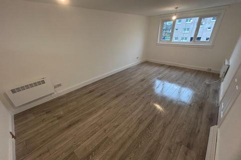 3 bedroom flat to rent, Queen Mary Street, Bridgeton, Glasgow, G40