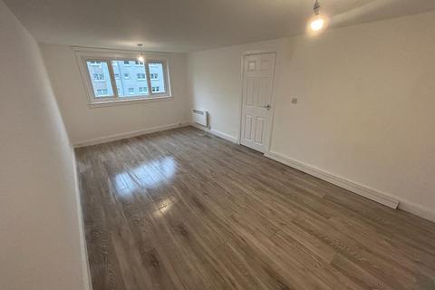 3 bedroom flat to rent, Queen Mary Street, Bridgeton, Glasgow, G40
