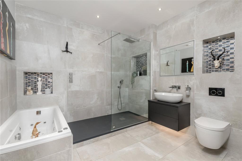 Main En-Suite