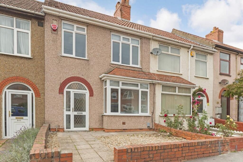 Charming front view of a well-maintained terrac...