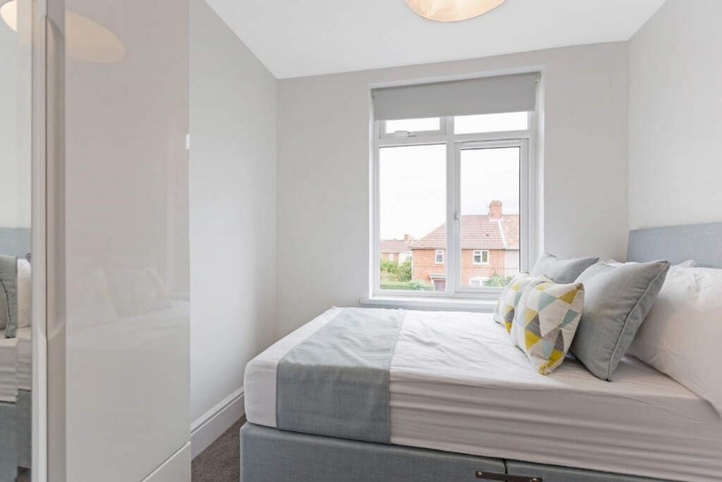 This charming double bedroom features a comfort...