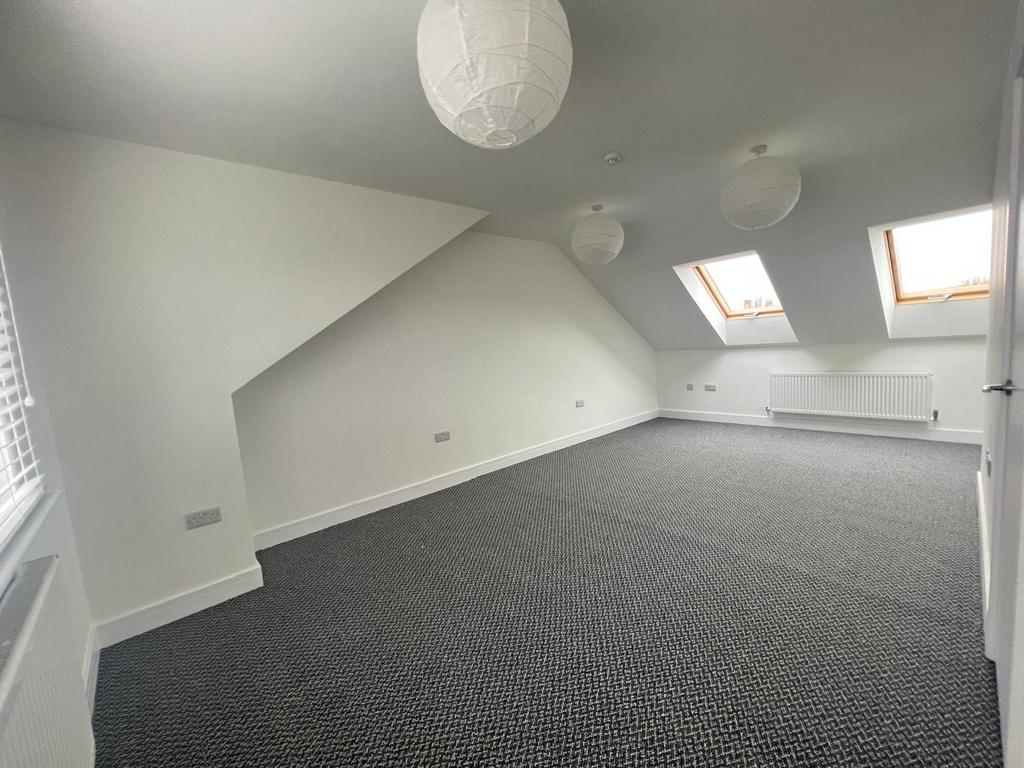 Bright and spacious double bedroom featuring un...