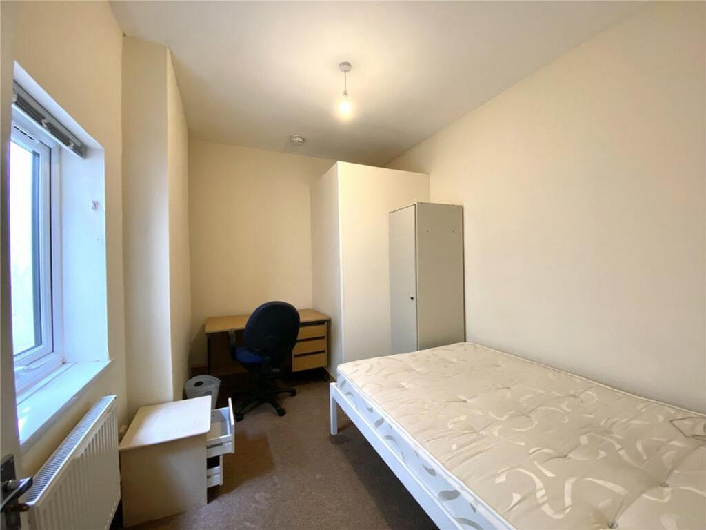 This inviting double bedroom features ample nat...