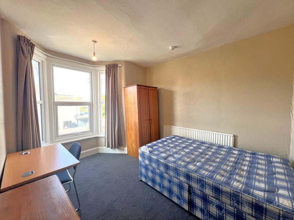 Bright single bedroom with a large bay window, ...