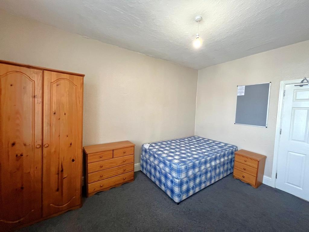 Well-presented double bedroom with a comfortabl...