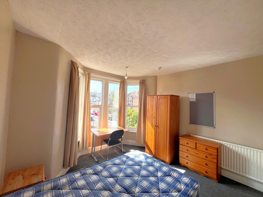 Bright double bedroom with a large bay window l...