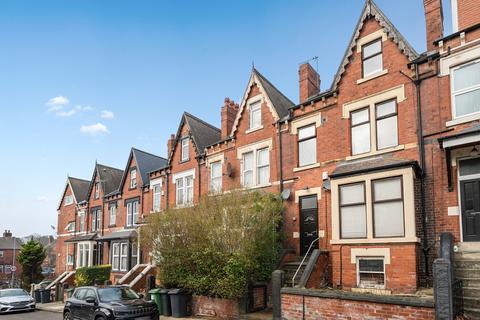 3 bedroom terraced house for sale, Roundhay View, Leeds, LS8