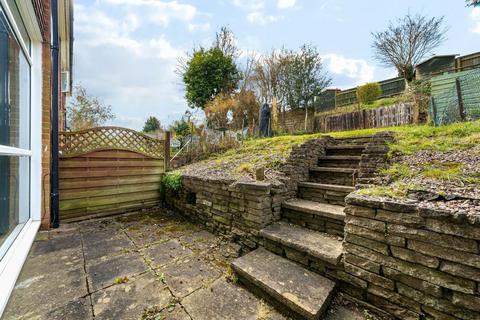 14 Abbotts Vale, Chesham, HP5 3HN