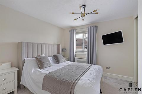 8 Orchid Close, Abridge, Romford, RM4 1DF