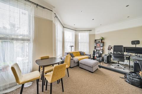 2 bedroom flat to rent, Fordwych Road London NW2