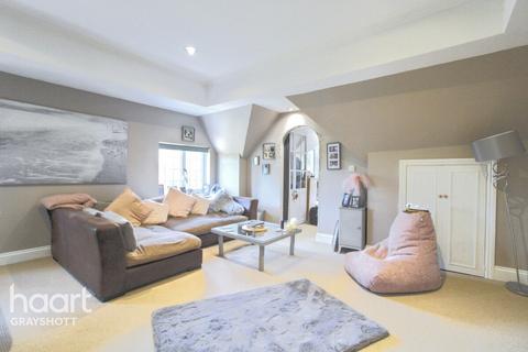 Flat 8, Parklands Hazel Grove, Hindhead, GU26 6BJ