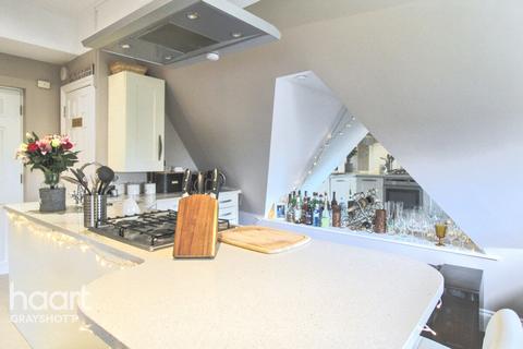 Flat 8, Parklands Hazel Grove, Hindhead, GU26 6BJ