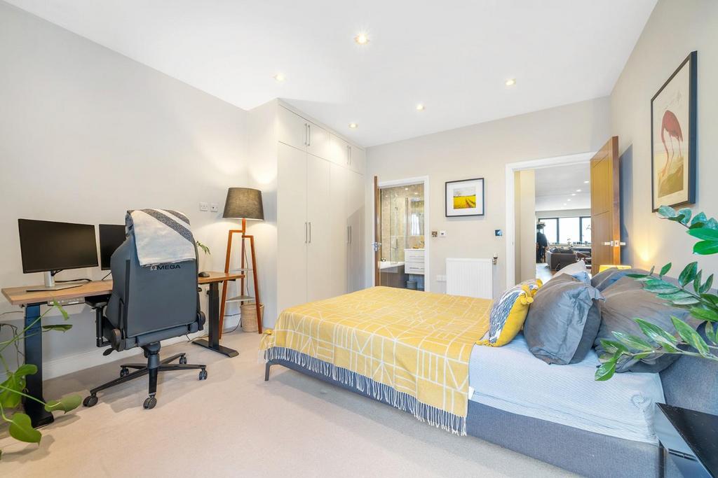 Bedroom 2 (2).jpg