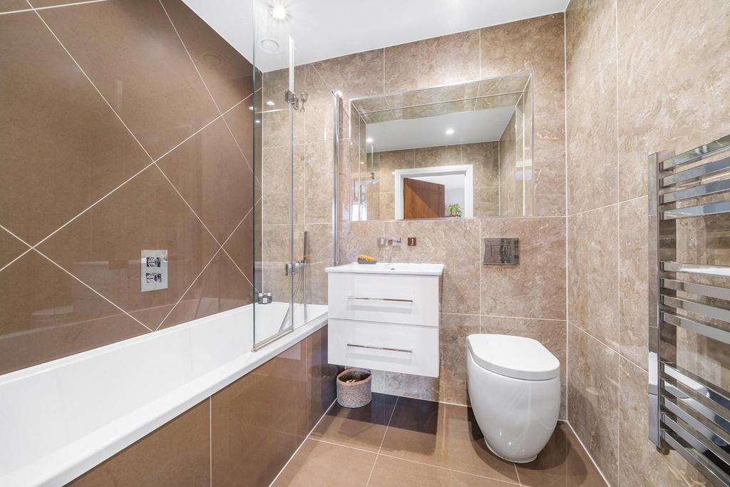 Ensuite 2.jpg
