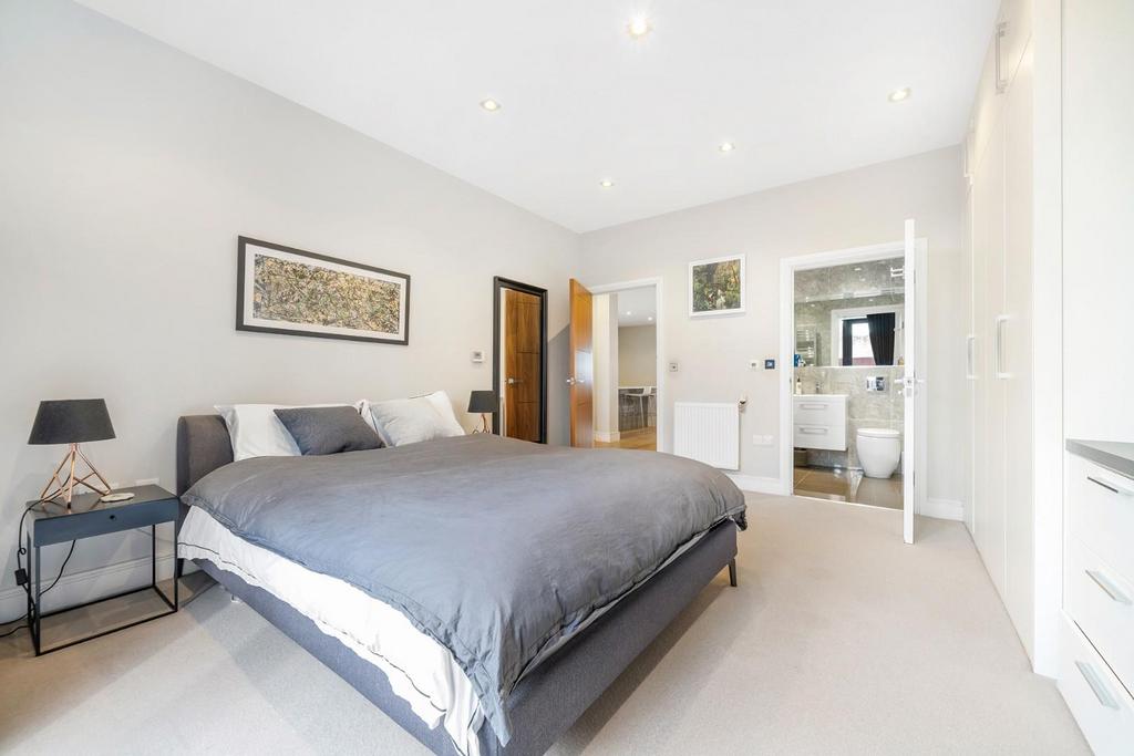 Bedroom 1 (2).jpg