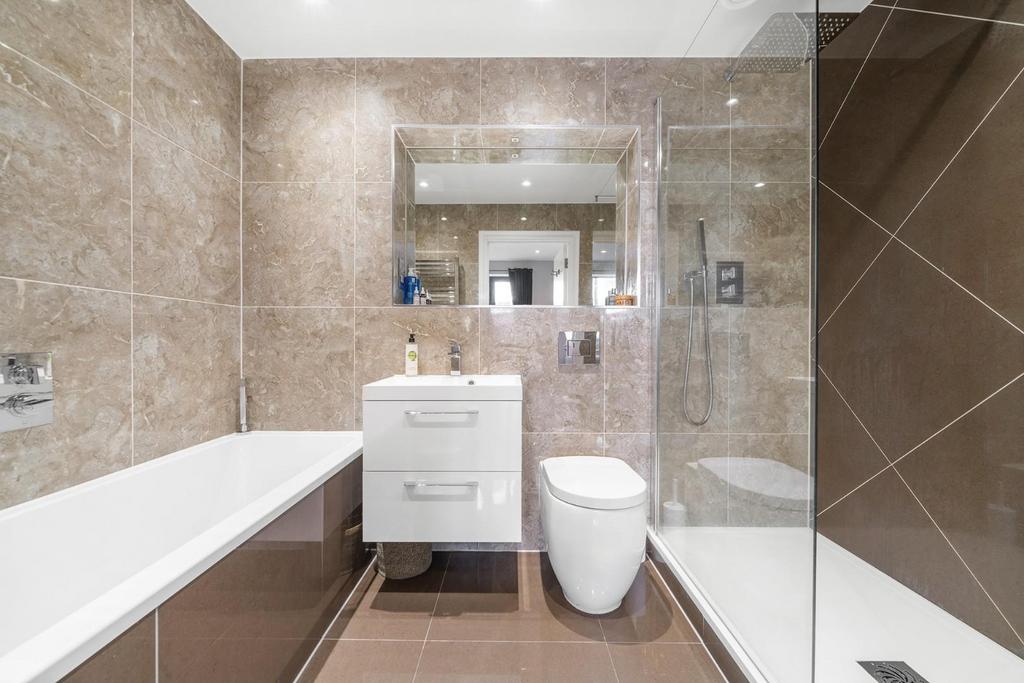 Ensuite 1.jpg