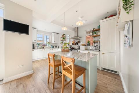 25 Vale Road, Claygate, Esher, KT10 0NL