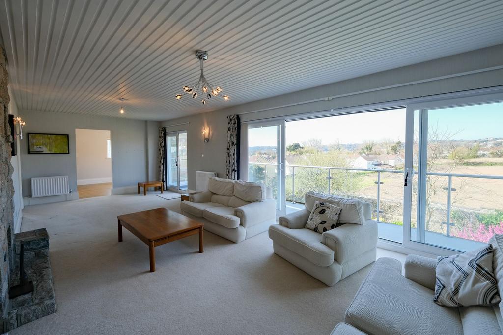 Lounge with sliding doors to the balcony