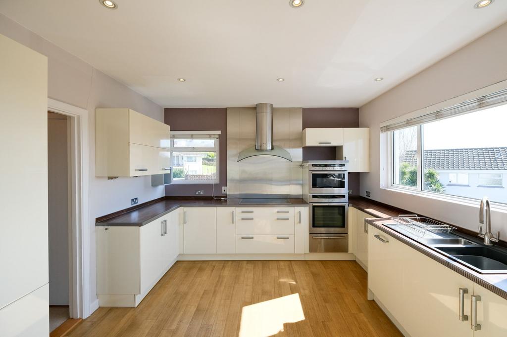 Fully fitted kitchen