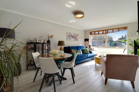 41 Warwick Gardens, Thames Ditton, KT7 0RB
