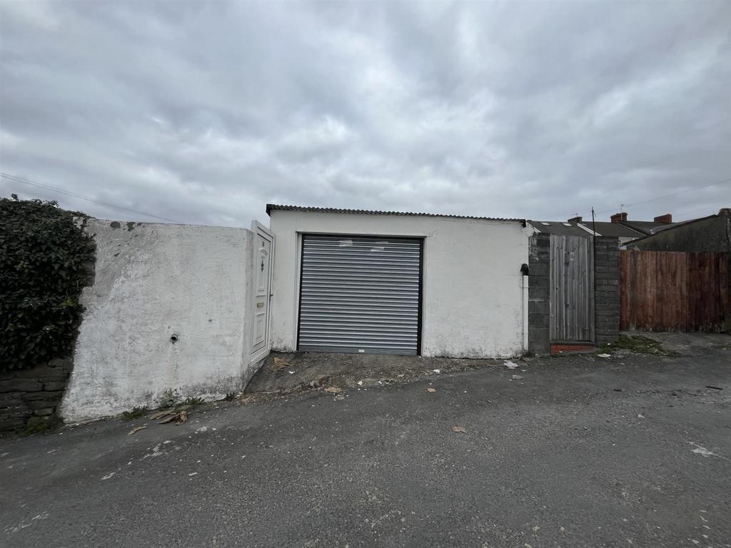Garage outside.jpg