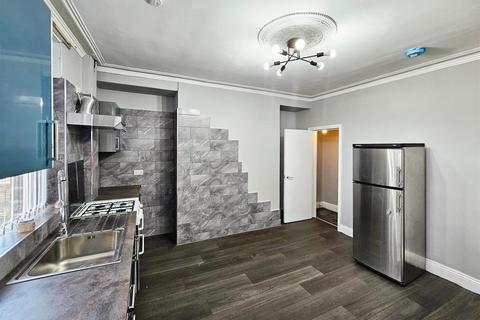 3 bedroom terraced house to rent, Great Horton Road, Bradford BD7