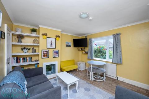 2 bedroom end of terrace house to rent, Cowfold Road, Brighton BN2