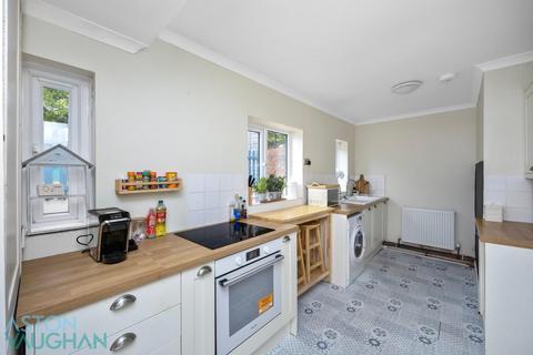 2 bedroom end of terrace house to rent, Cowfold Road, Brighton BN2