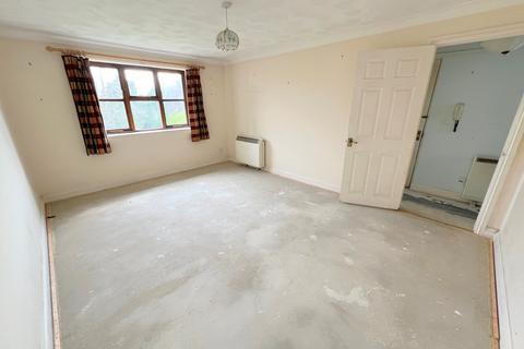 1 bedroom flat for sale, Ashley Road, New Milton, Hampshire. BH25 6BB